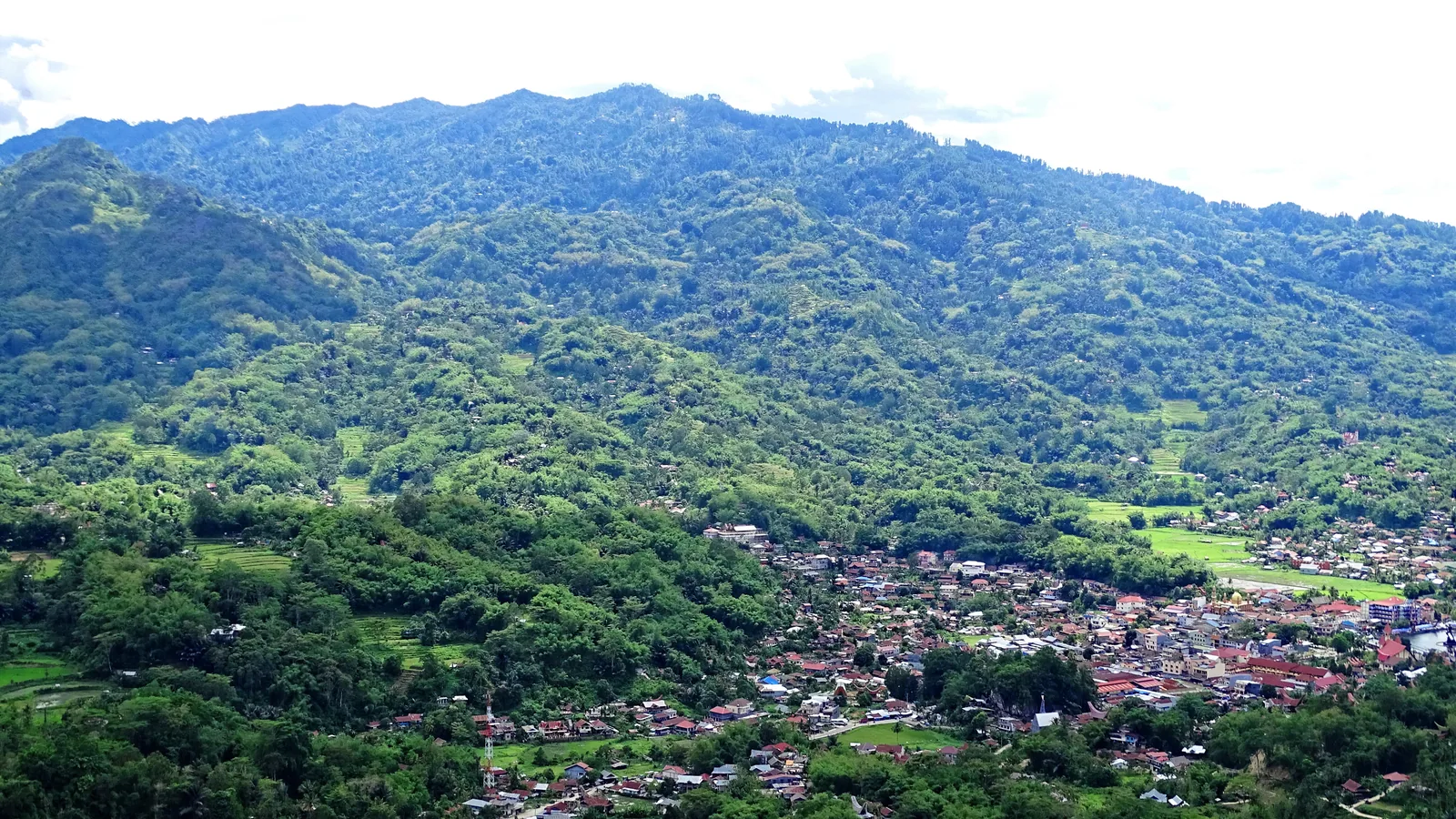 Highland ridge and winding approach to Buntu Burake above Makale, Tana Toraja